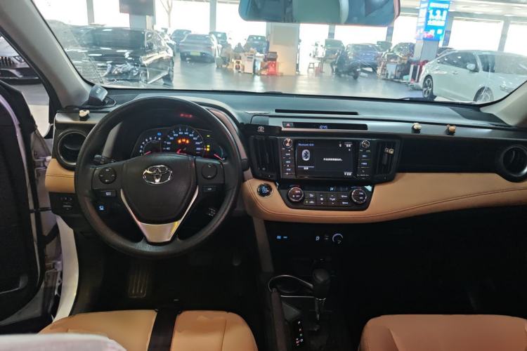 Used Toyota RAV4 2016 2.0L CVT Two-Wheel Drive Fashion Edition China V Standard
