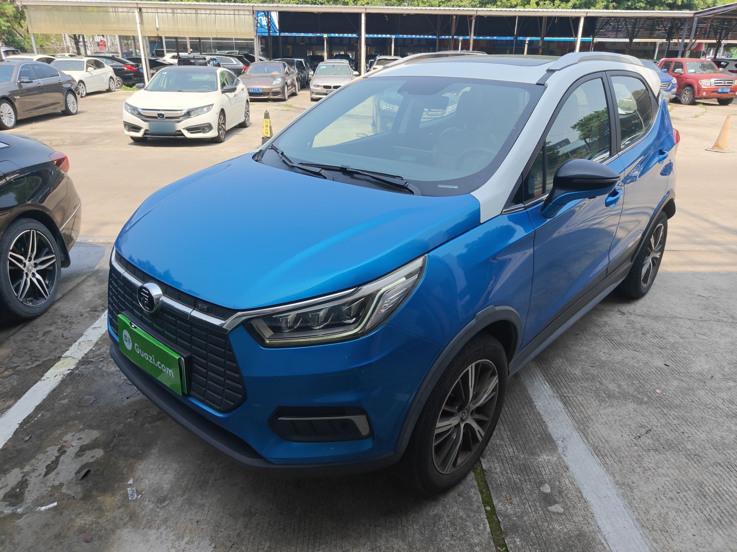 تحت مقدمة السيارة