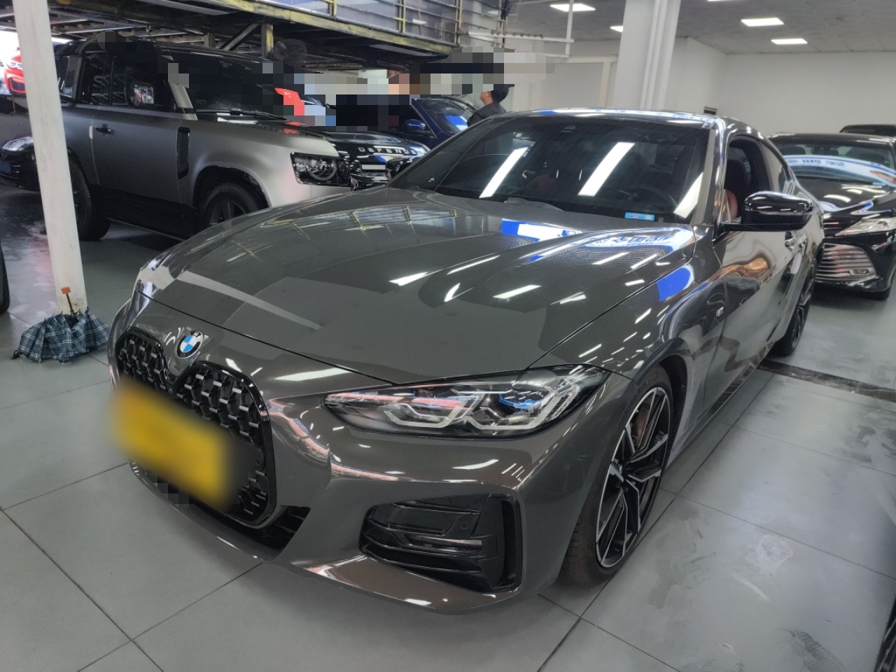 تحت مقدمة السيارة