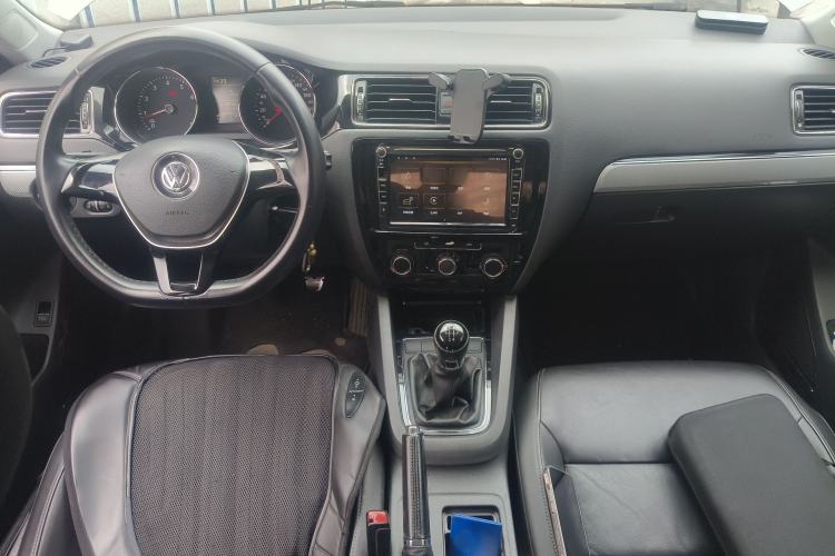 Used Volkswagen Sagitar 2015 1.6L Manual Comfort Model Center Console