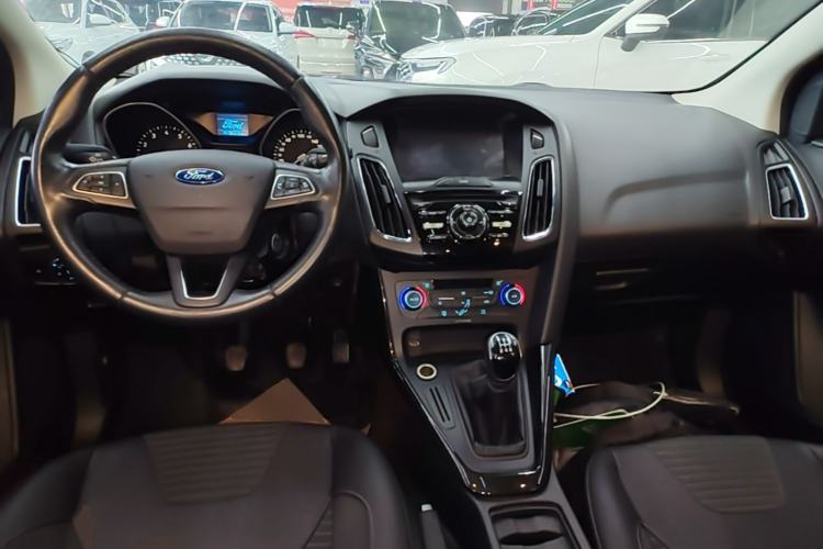 Used Ford Focus 2015 Hatchback 1.6L Manual Fashion Edition
