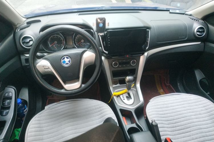 Used Venucia T70 2015 2.0L CVT Smart Edition Center Console