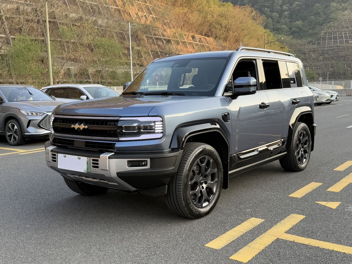 Под передней частью автомобиля