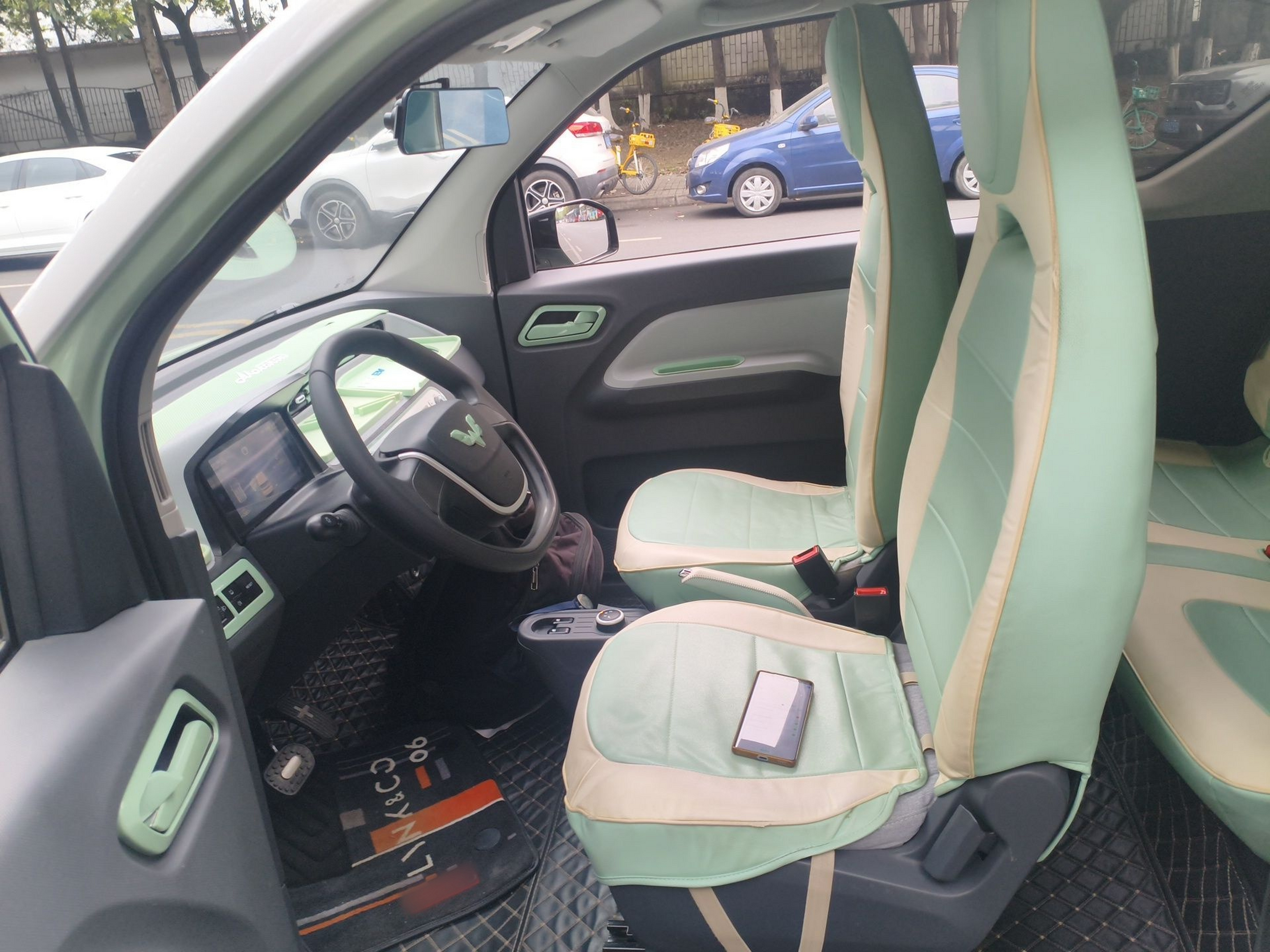 Переднее сиденье в автомобиле