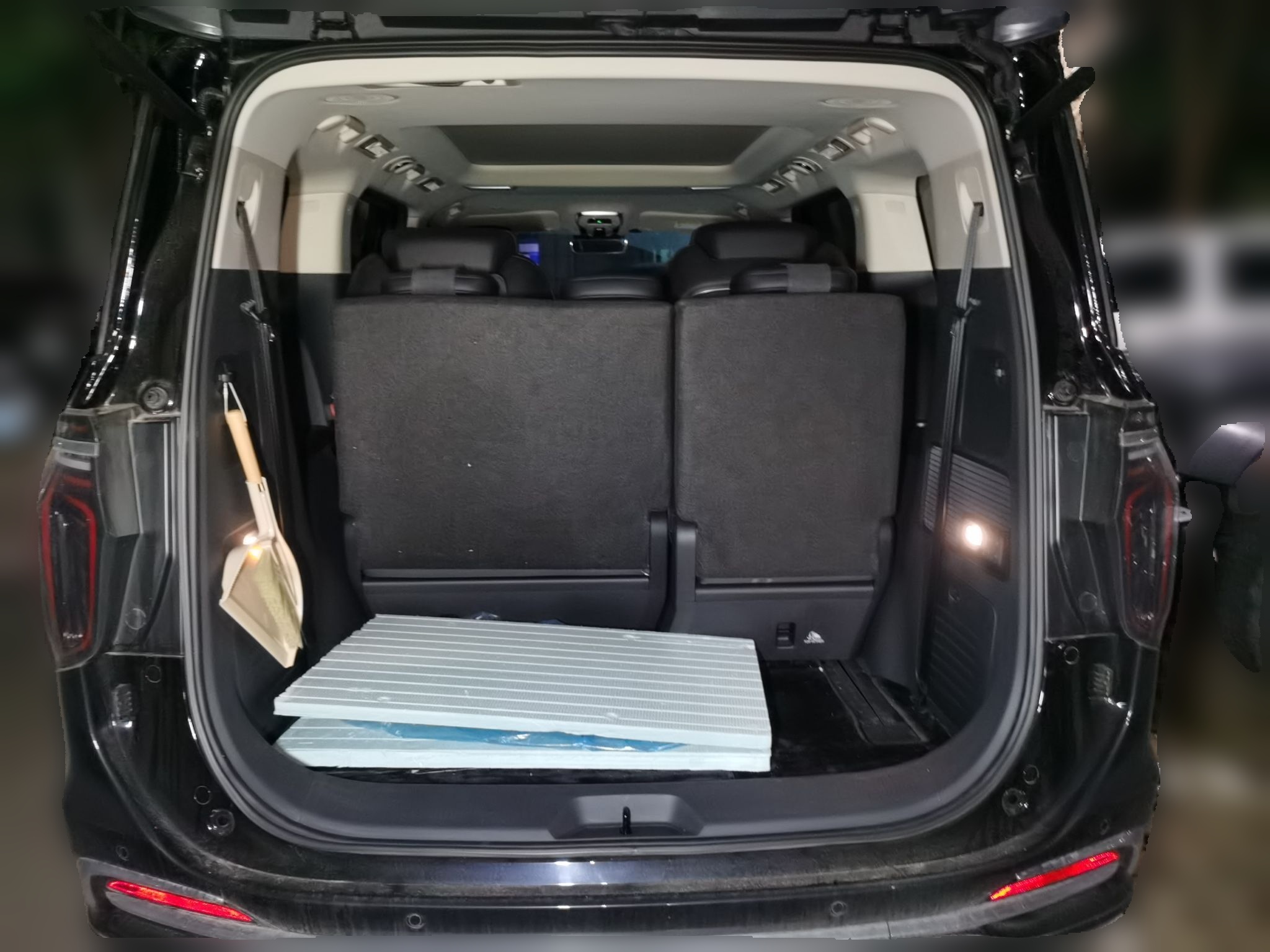 Hongqi HQ9 PHEV 2024 2.0T Four-Wheel Drive Luxury Edition — снимка 16