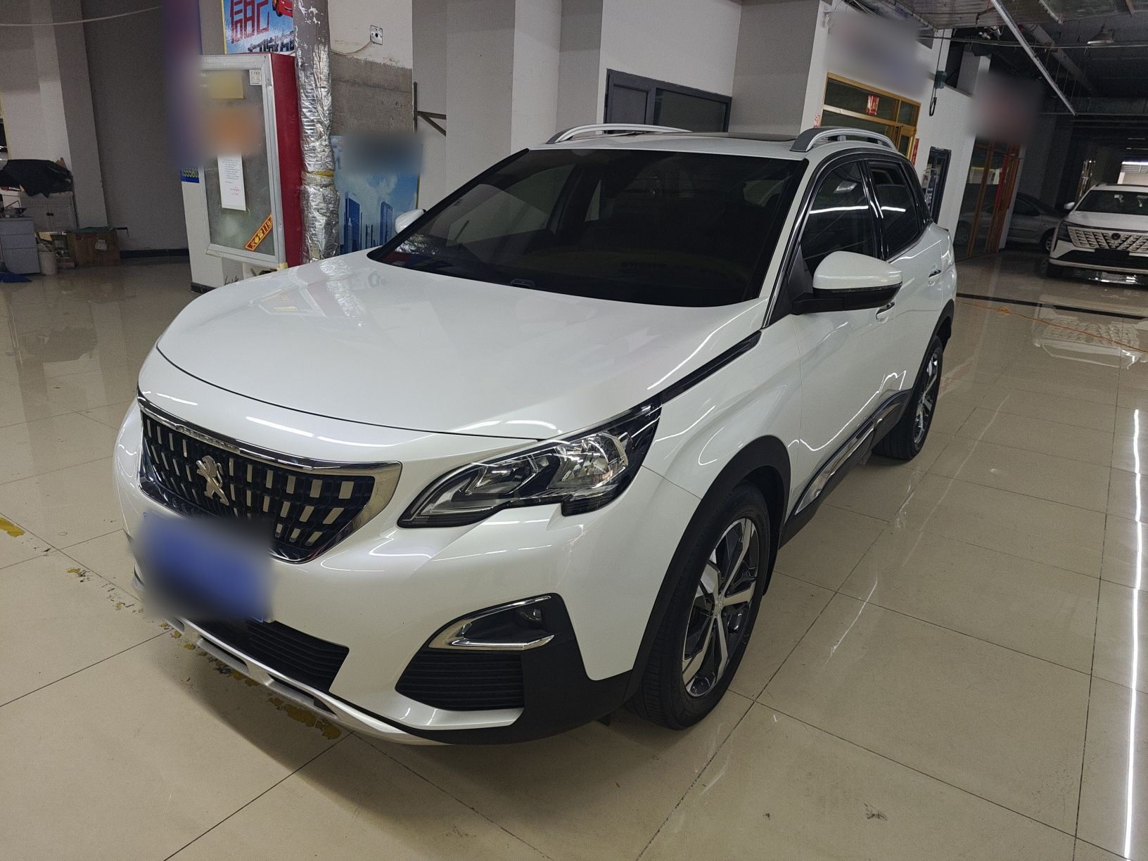 تحت مقدمة السيارة