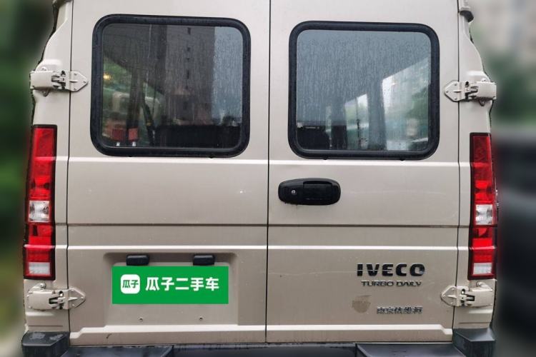 Used Iveco Daily 2023 2.5T A35M1 Short Wheelbase Mid-Height Single-Tire Side-Sliding Door 5–9 Seats