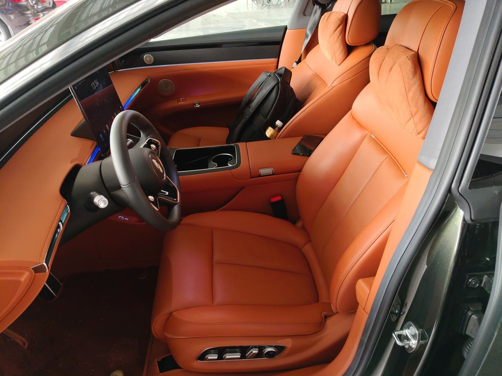 المقاعد الأمامية داخل السيارة