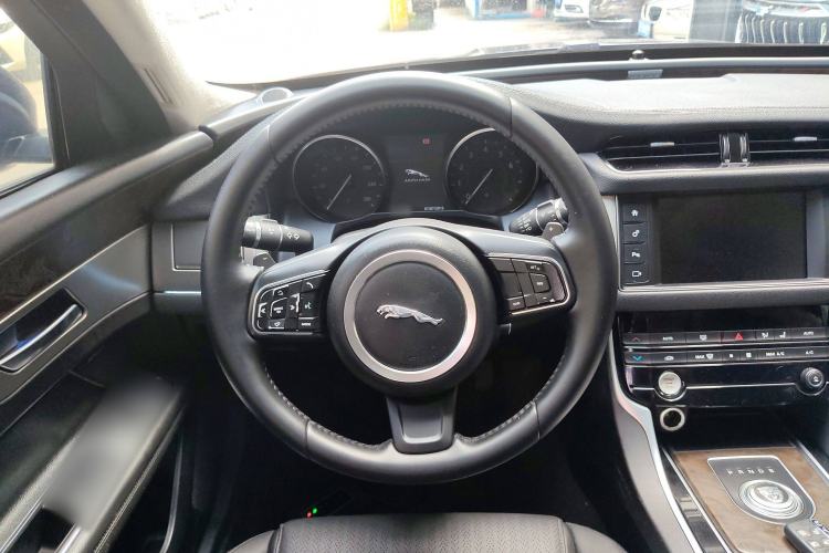 Used Jaguar XFL 2017 XFL 2.0T 200PS Windflower Edition Steering Wheel