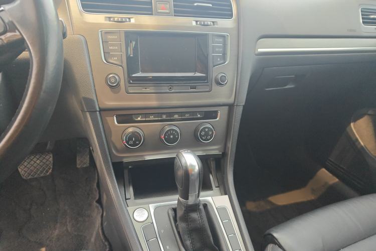 Used Volkswagen Golf 2015 1.4TSI Automatic Luxury Model Audio And AC Panel