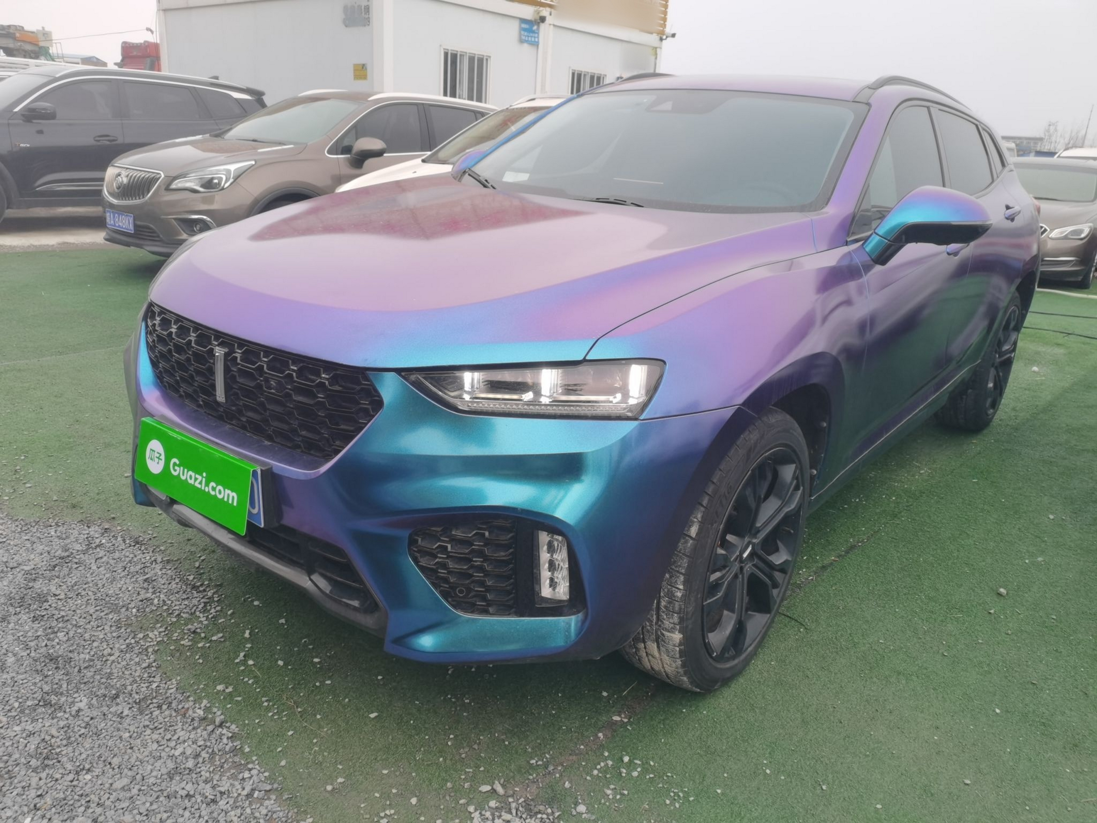 Под передней частью автомобиля