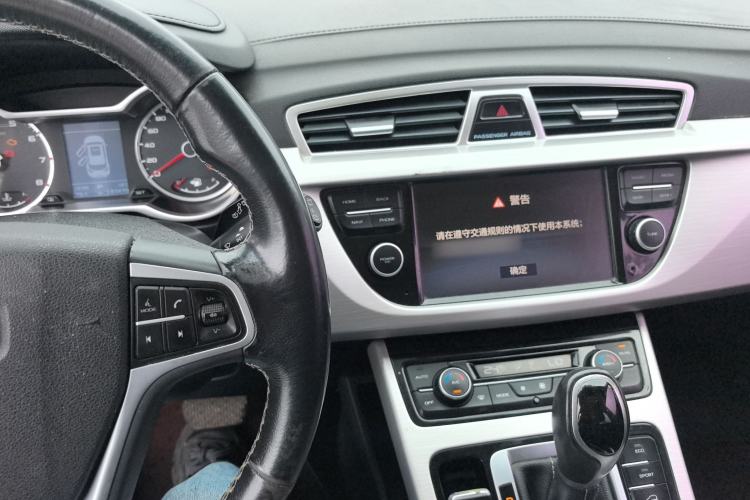 Used Geely Auto Emgrand X7 Sport 2018 1.8TD Automatic Two-Wheel Drive Zhiya Model Center Console