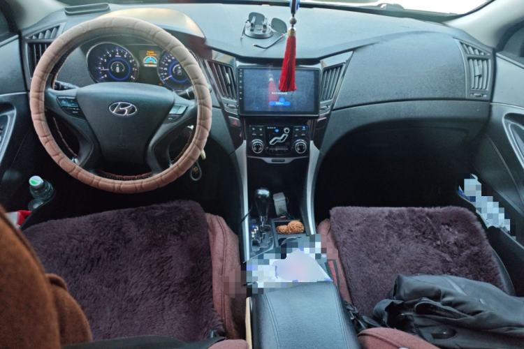 Used Hyundai Sonata 2011 2.0L Automatic Leading Edition Center Console