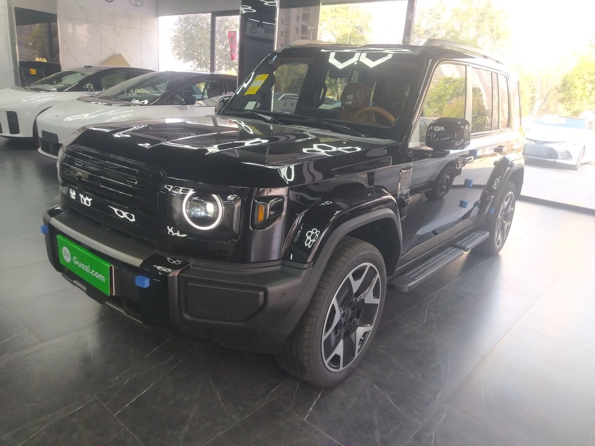 تحت مقدمة السيارة