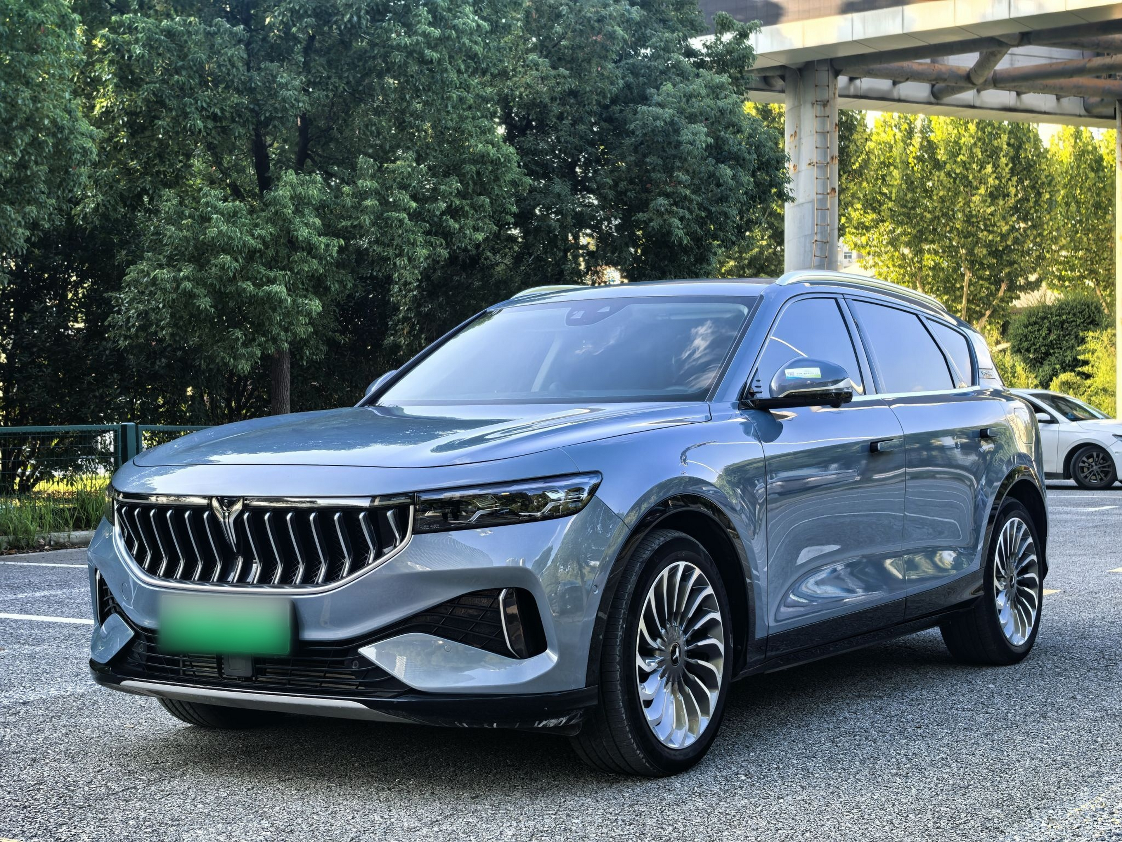 Под передней частью автомобиля