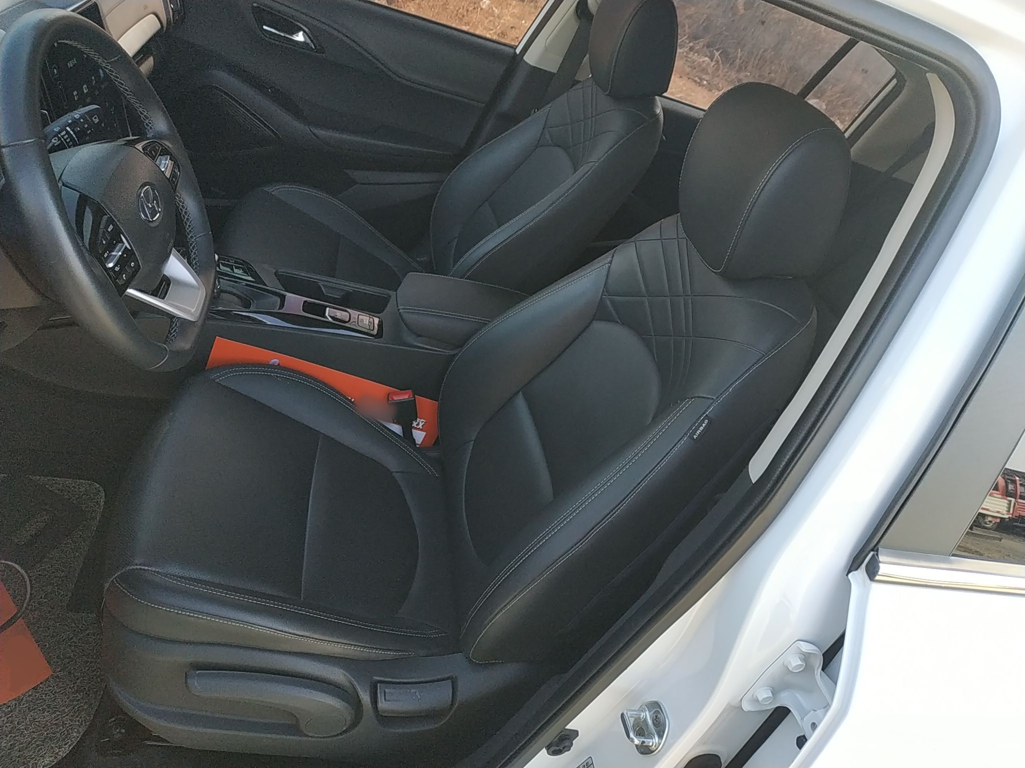 Переднее сиденье в автомобиле