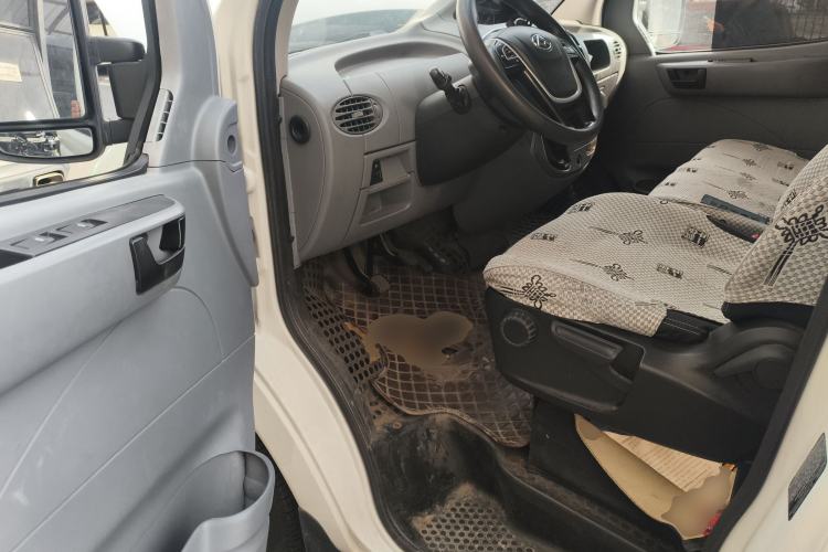 Used SAIC MAXUS Xintu V80 2019 2.5T Classic Model 6-Speed Manual – Aoyuntong Modified Version Short Wheelbase Ultra-Low Roof 5/6 Seats
