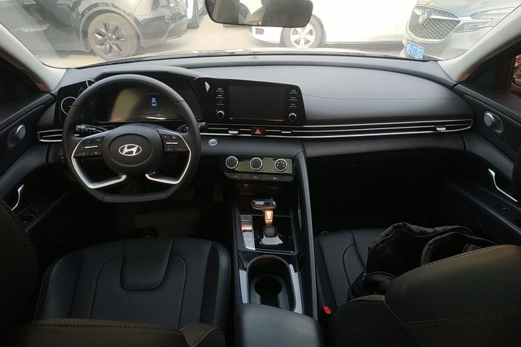 Used Hyundai Elantra 2023 1.5L CVT GLX Elite Edition Center Console