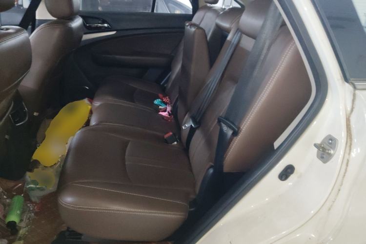 Used BYD S7 2015 2.0T Upgraded Automatic Luxury Version Left Rear Seat