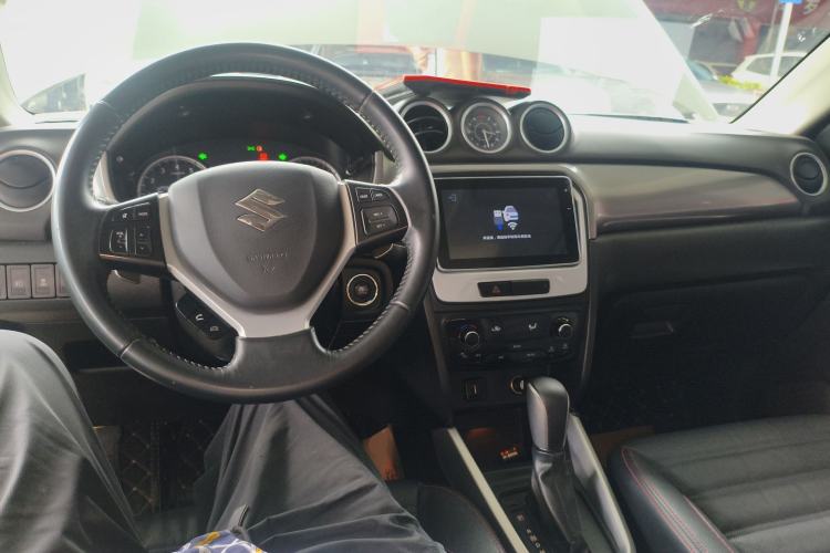 Used Suzuki Vitara 2016 1.4T Automatic Two-Wheel Drive Luxury Version Center Console