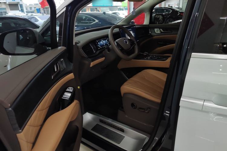 Used Denza D9 2022 DM-i 1040 Prestige Model Driver Seat