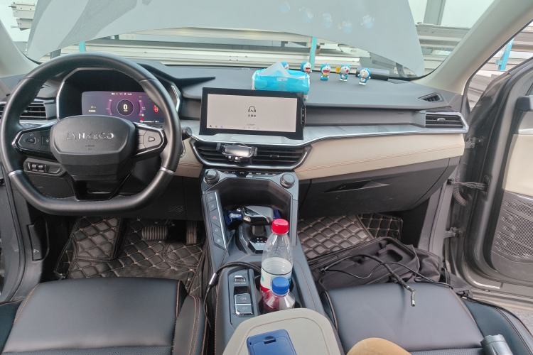 Used Lynk & Co 06 EM-P 2022 PHEV 84 km Range Pro Version Center Console
