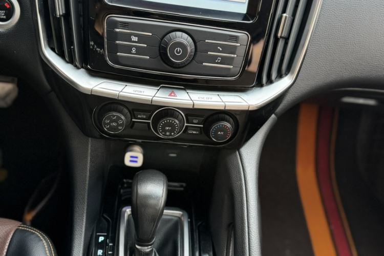 Used JMC Yusheng S350 2016 2.0T Automatic Two-Wheel Drive Gasoline Luxury Version with Sunroof 5 Seats Interior 2