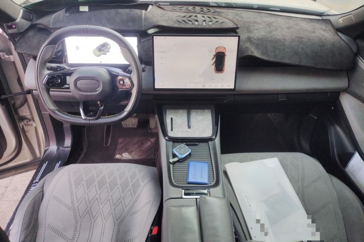 Used Lynk & Co 08 EM-P 2023 120km Long-Range Halo Center Console