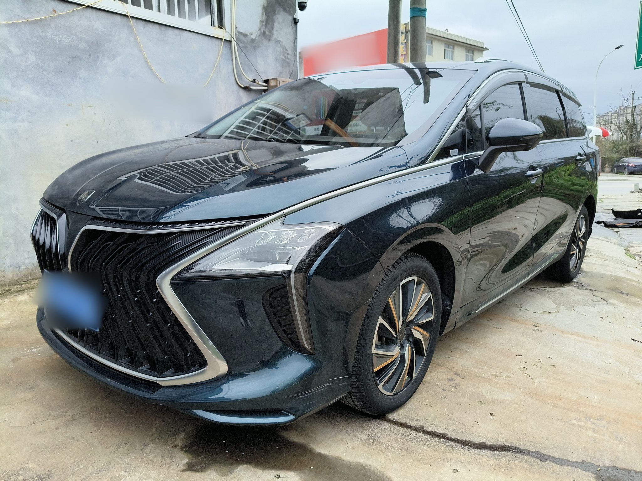 تحت مقدمة السيارة