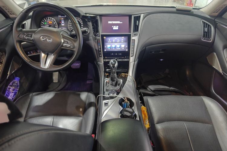 Used Infiniti Q50L 2018 2.0T Enjoyment Version China VI Standard Center Console