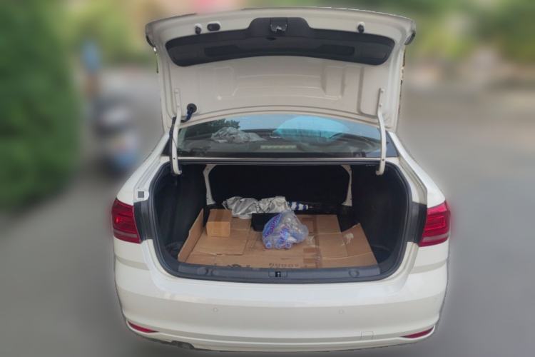 Used Volkswagen Lavida 2015 1.6L Manual Fashion Edition Trunk