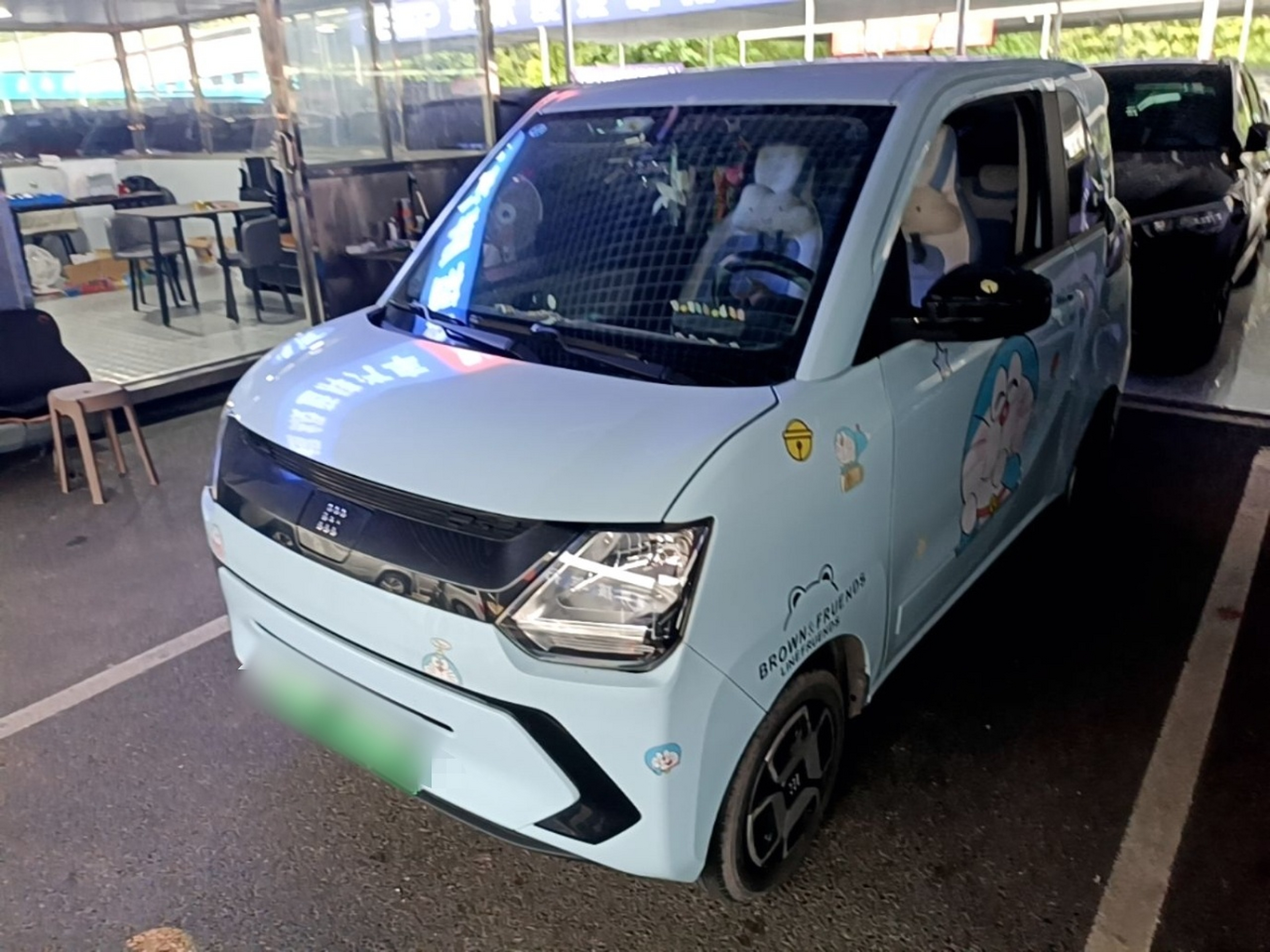 Под передней частью автомобиля