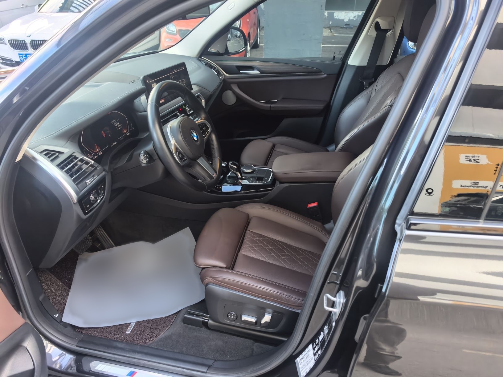 Переднее сиденье в автомобиле