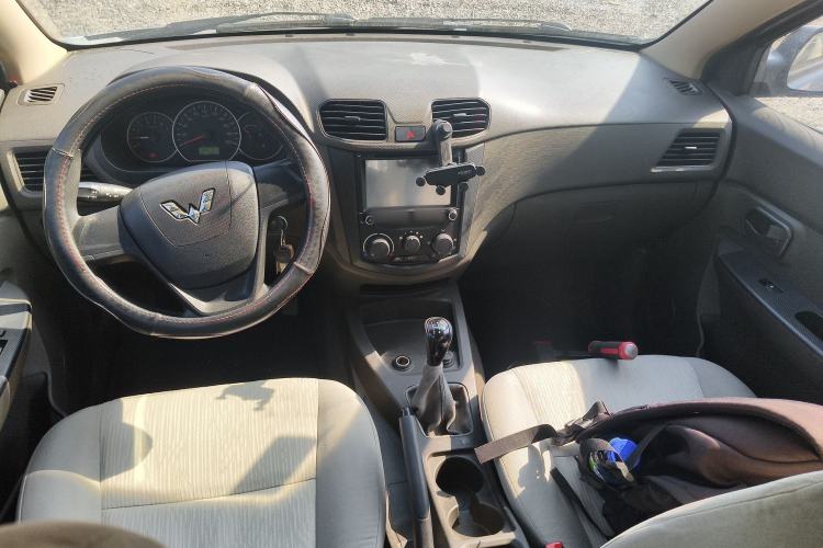 Used Wuling Hongguang 2014 1.5L Base Version Center Console