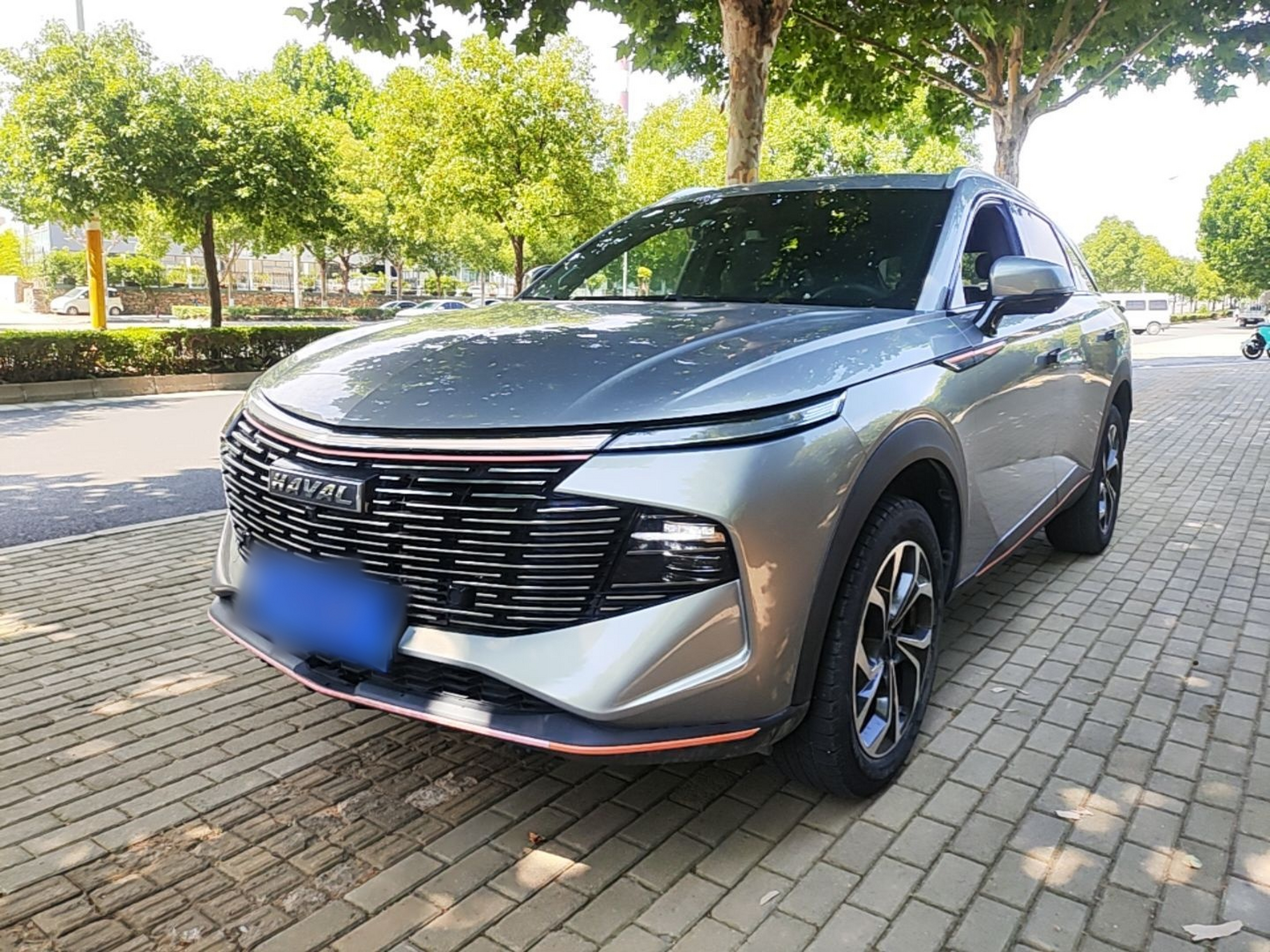 Под передней частью автомобиля