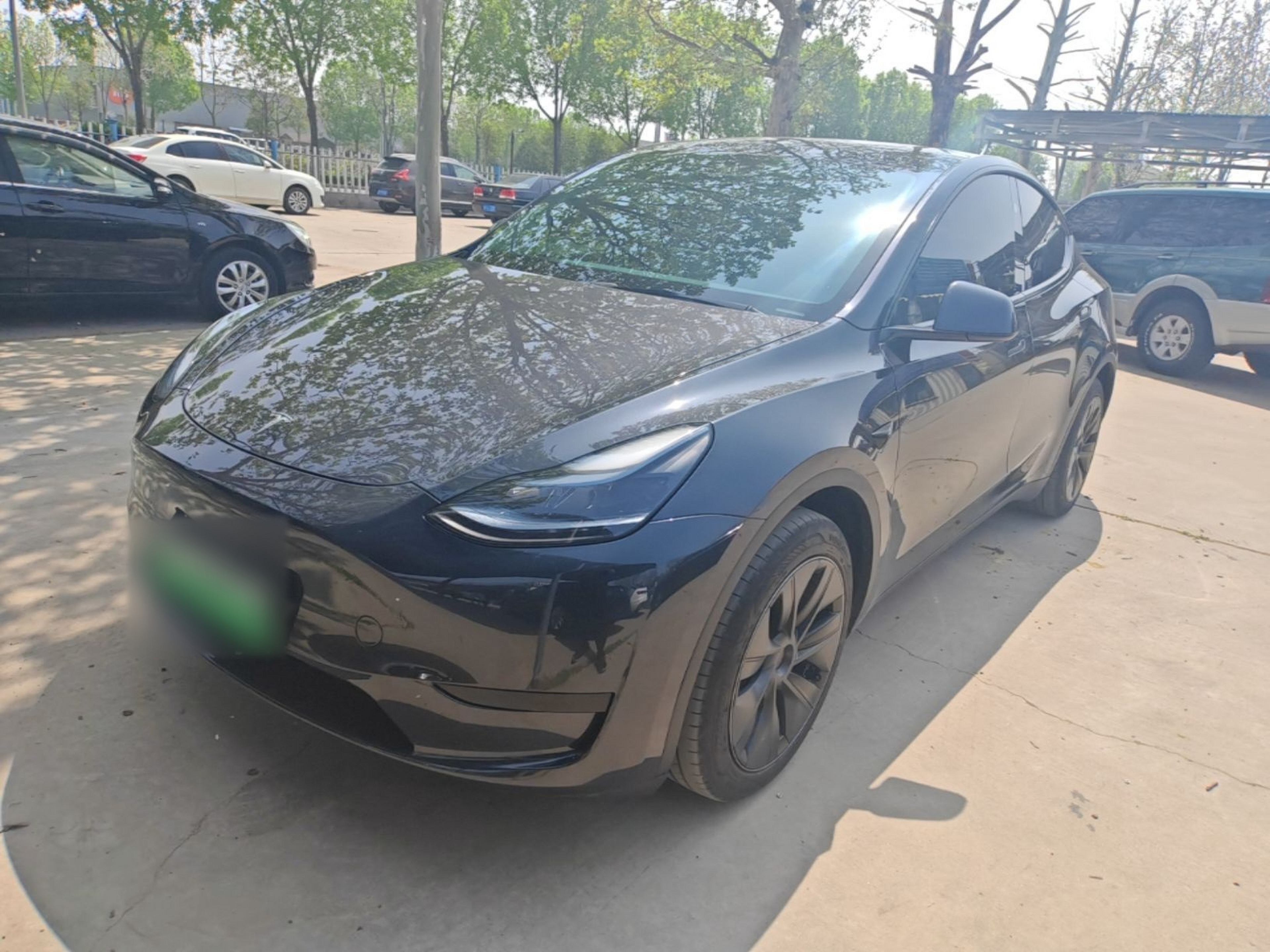 تحت مقدمة السيارة