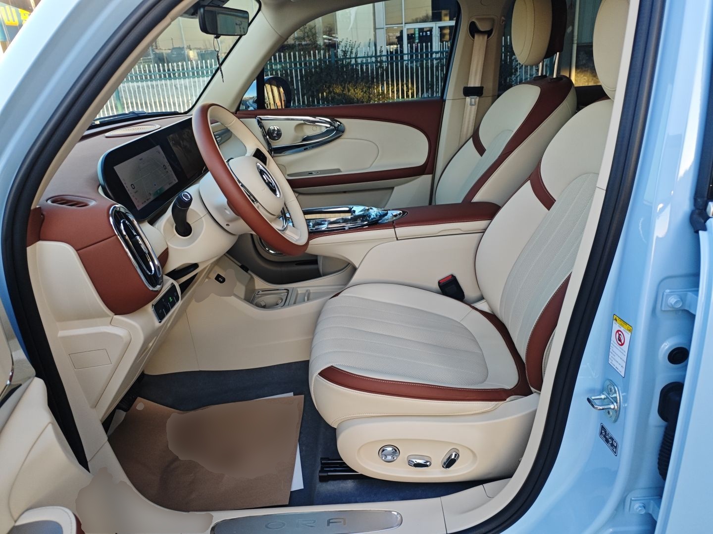 المقاعد الأمامية داخل السيارة