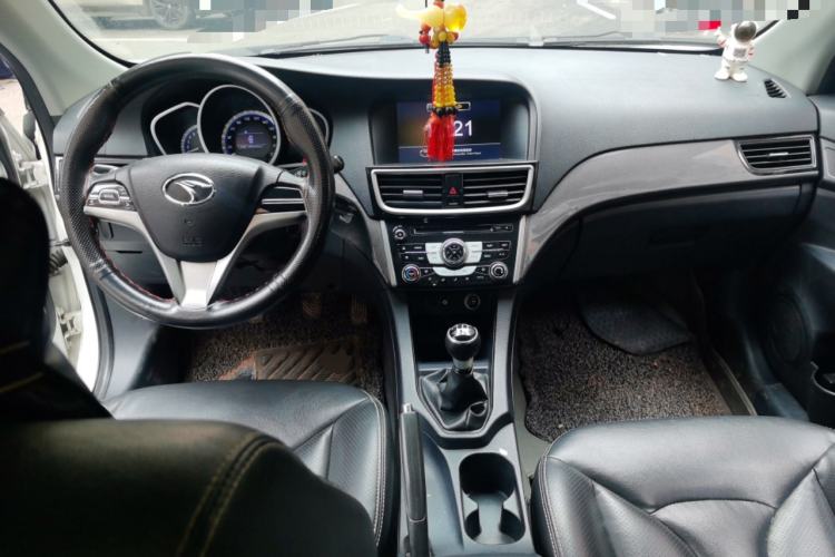 Used Soueast V6 Lingshi 2014 1.5L Manual Luxury Edition for Women Center Console