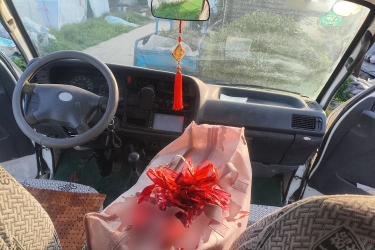 Used Jinbei Hiace 2014 2.0L 5th Generation Kuaiyunwang Business Version 4G19 Center Console