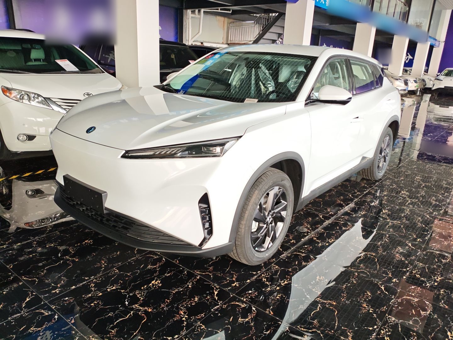 Под передней частью автомобиля