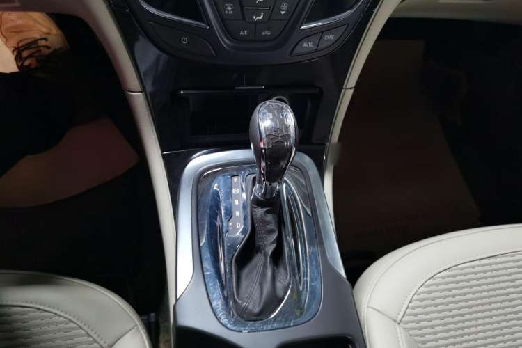 Used Buick Regal 2015 2.0L Leading Fashion Edition