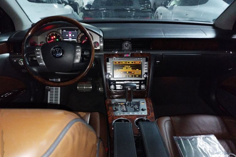 Used Volkswagen Phaeton 2011 4.2L V8 4-seat Extended-Range Individual Edition Center Console