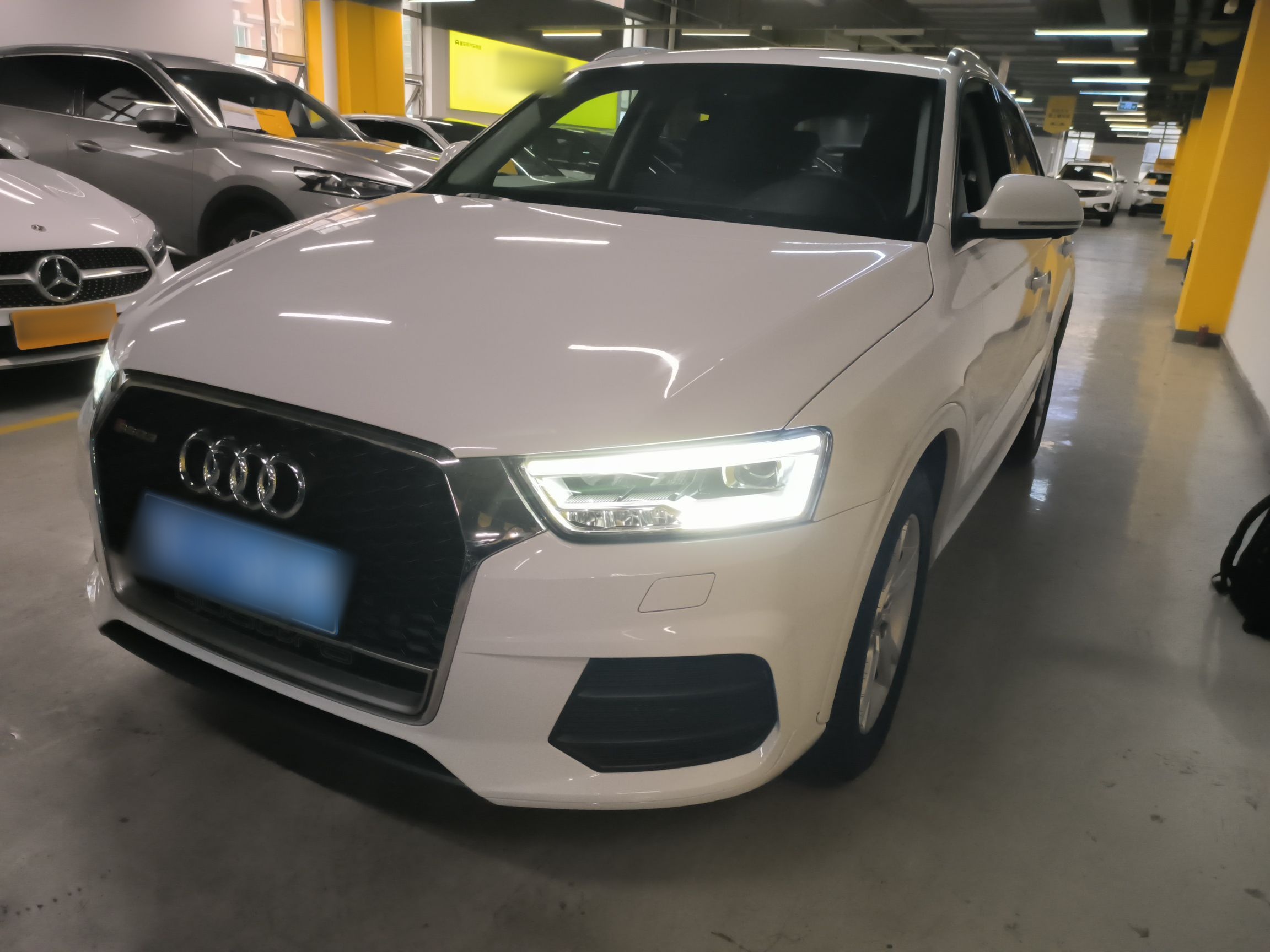 تحت مقدمة السيارة