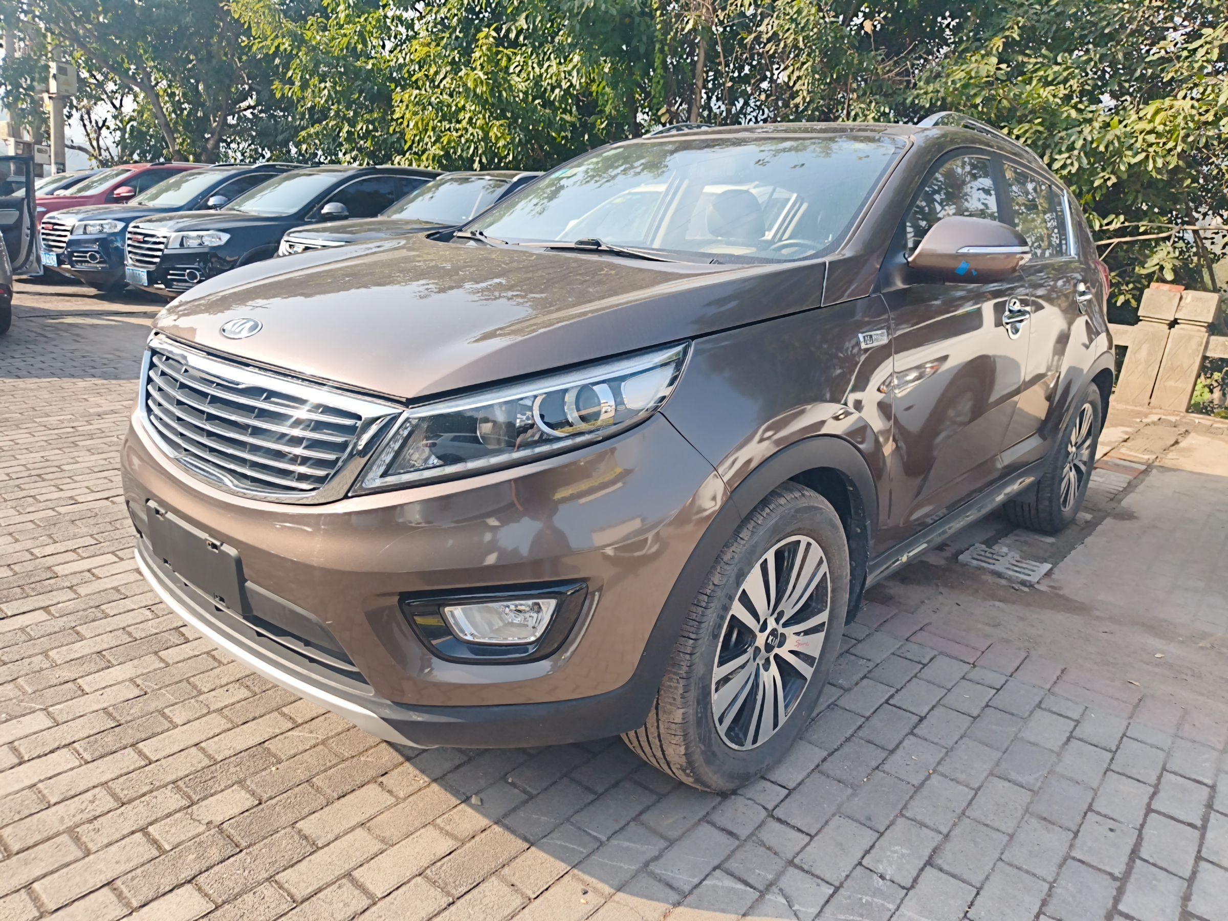 Под передней частью автомобиля