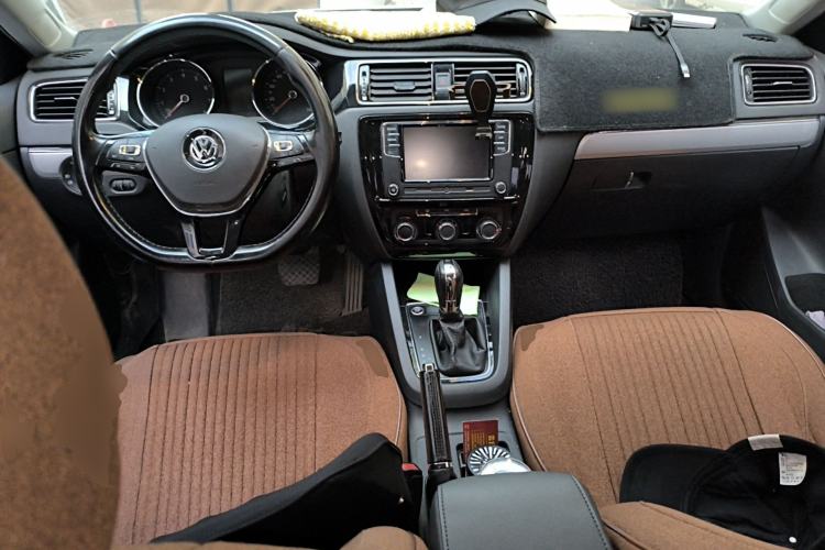 Used Volkswagen Sagitar 2018 1.6L Automatic Comfort Model Center Console