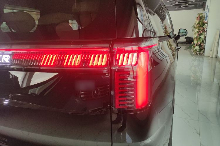 Used Zeekr 009 2024 7-Seater Walk-Through Version Four-Wheel Drive 108 kWh