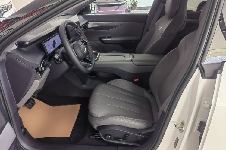 Used Lynk & Co 07 2024 EM-P 126 Long-Range Ultra Left Front Seat