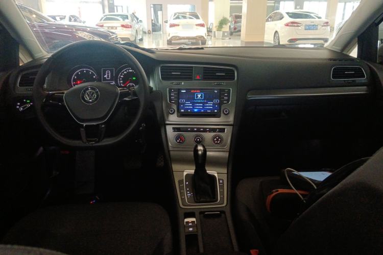 Used Volkswagen Golf 2015 1.6L Automatic Comfort Model Center Console