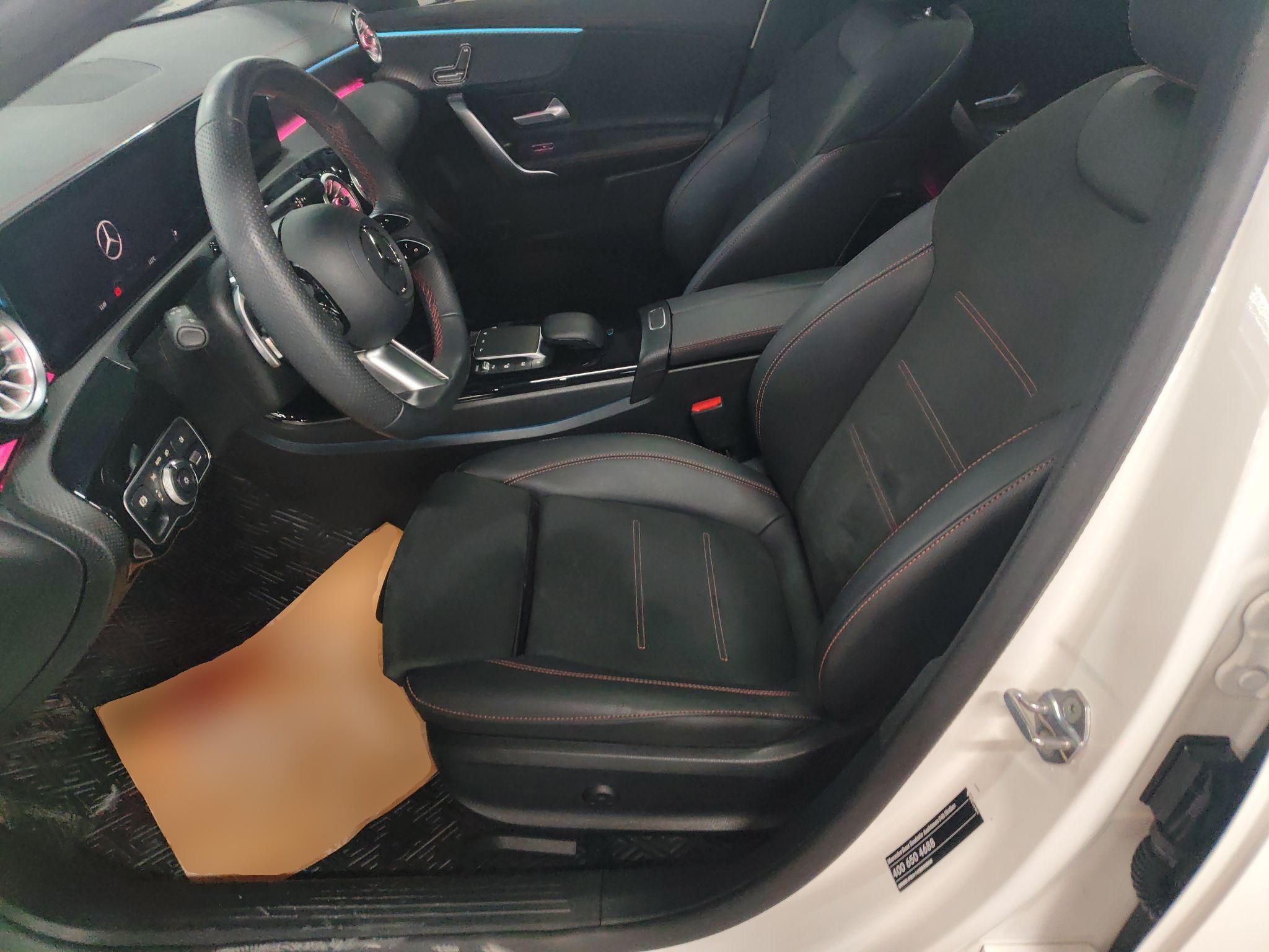 Переднее сиденье в автомобиле