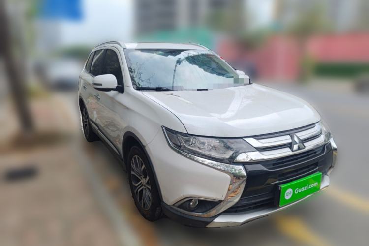 Used Mitsubishi Outlander 2018 2.4L 4x4 Elite Edition 5 Seats Front Right 45 Deg